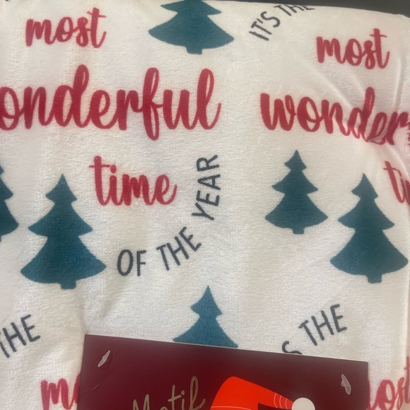 New w tags Holiday blanket - Picture 3 of 4